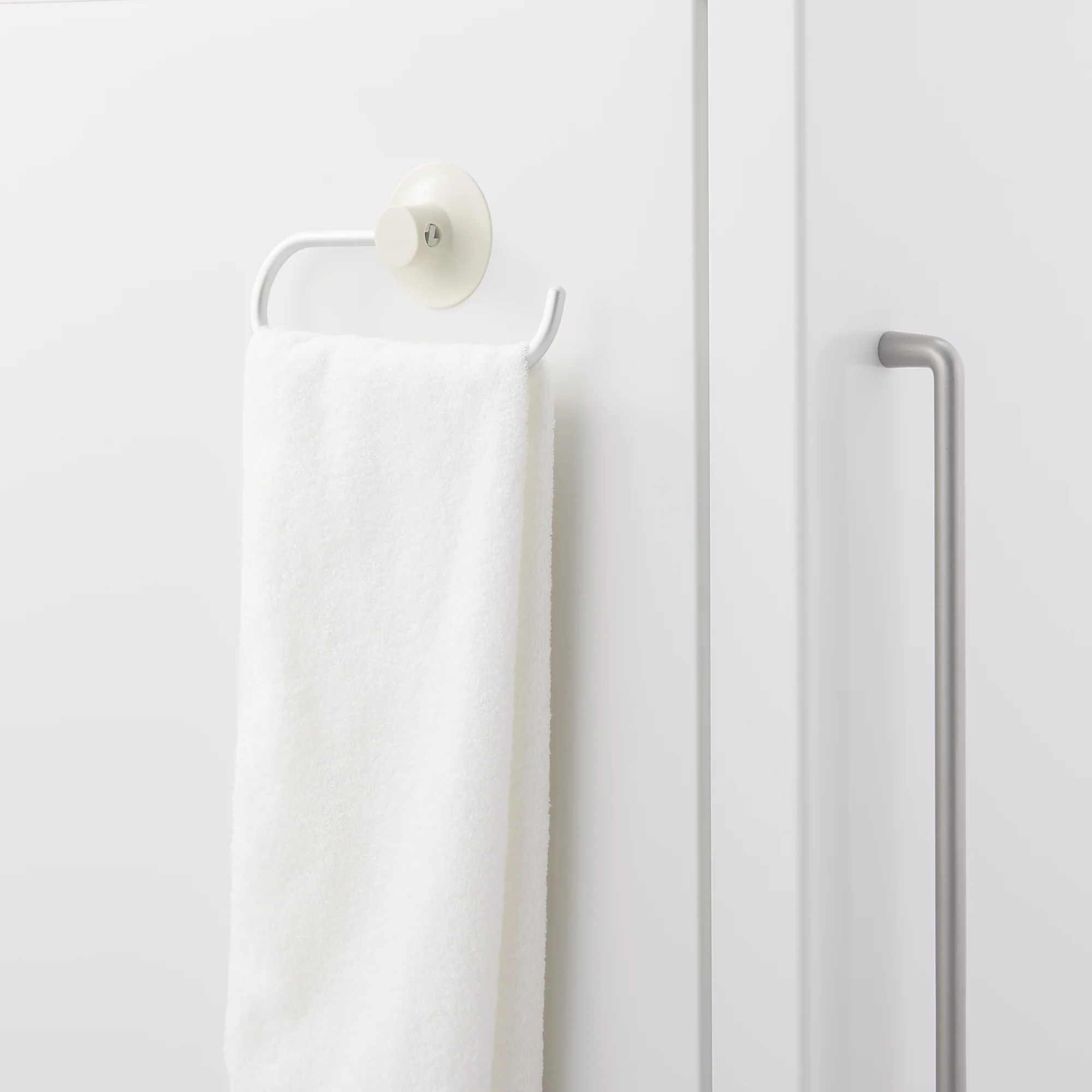 Aluminum Loop Towel Hanger with Suction Cup - Image 4
