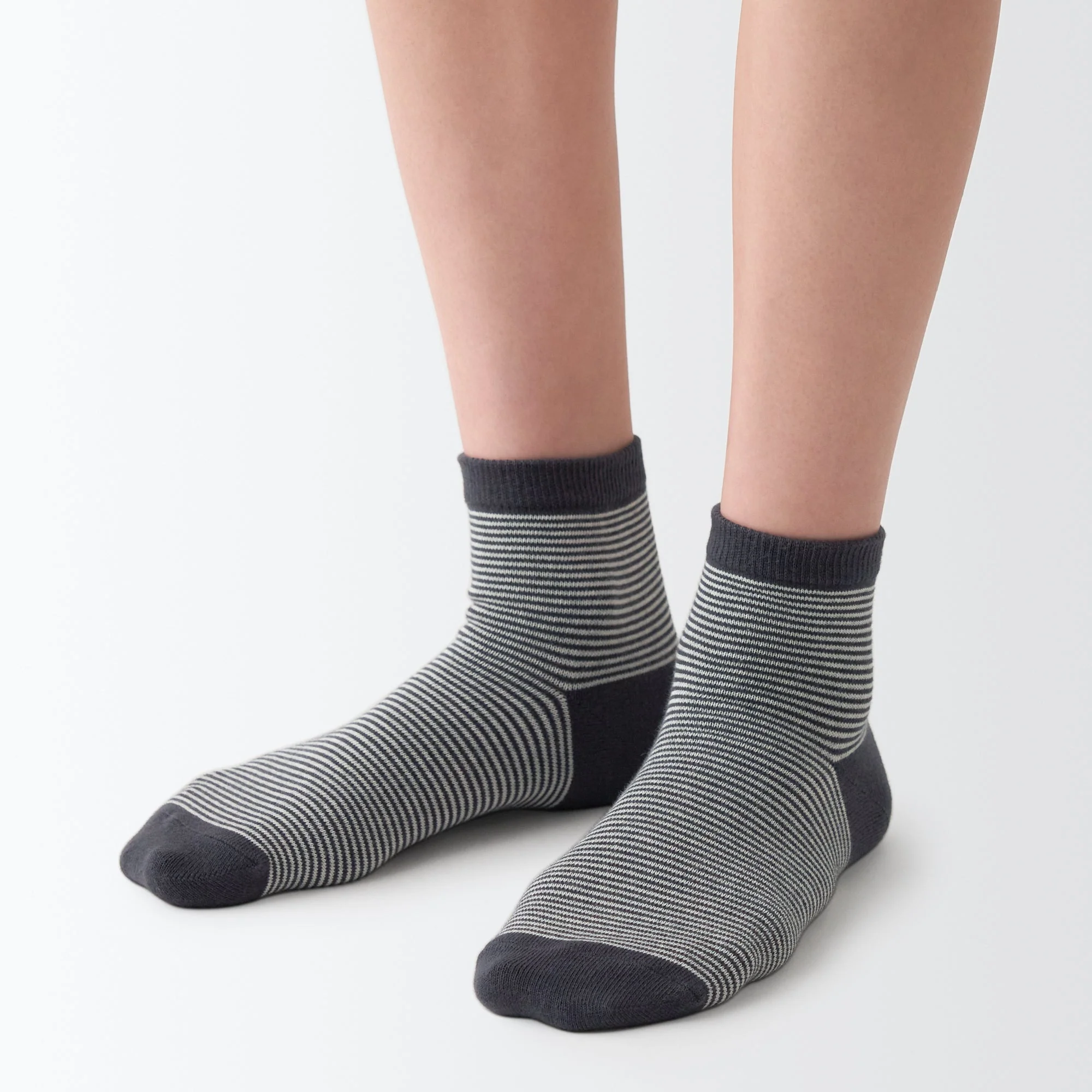 Right Angle Loose Top Short Socks - Image 7