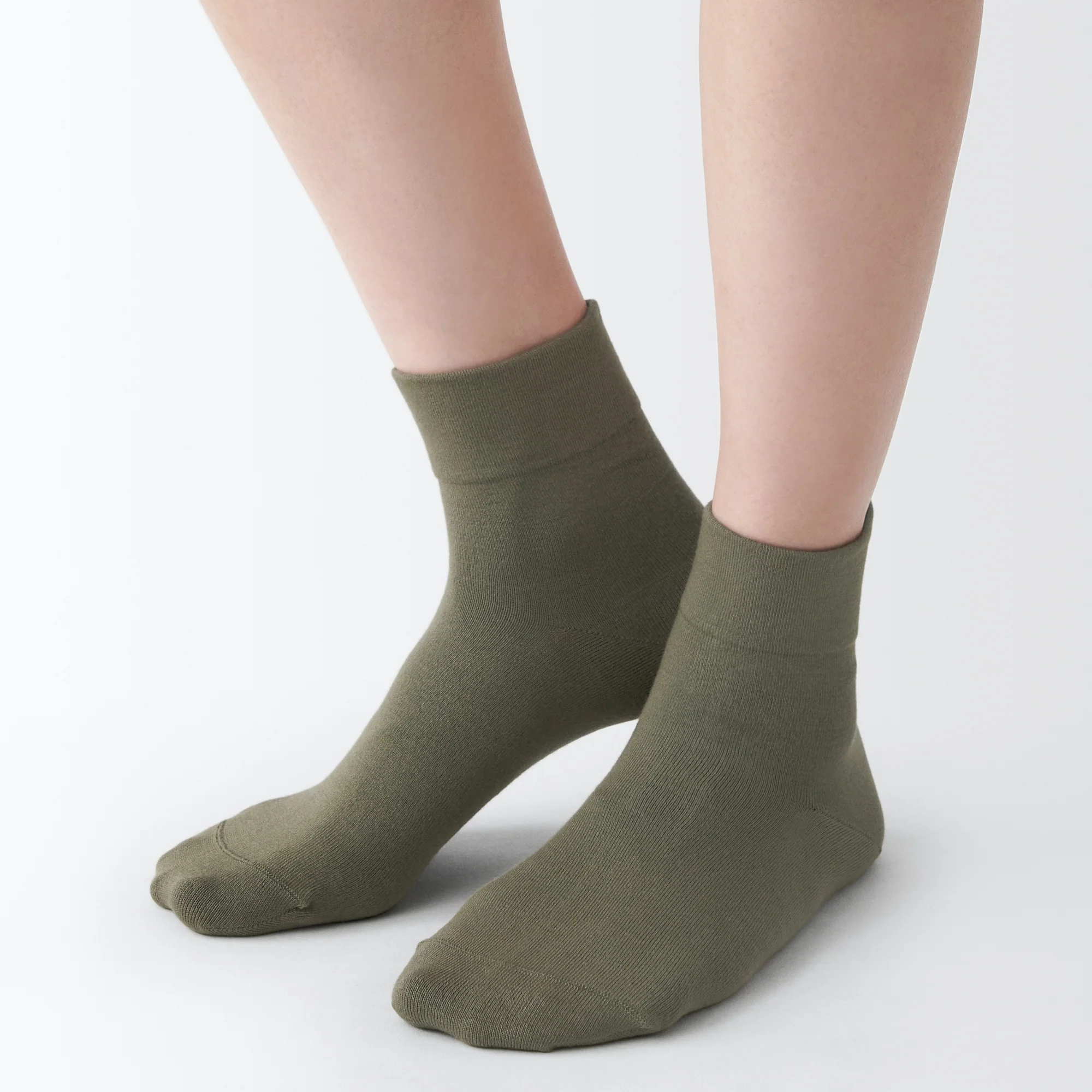 Right Angle Loose Top Short Socks - Image 3